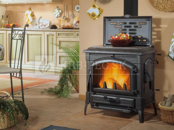 La Nordica Isetta s varnou platňou krb-pec