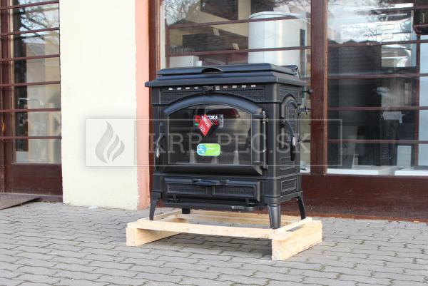 La Nordica Isetta s varnou platňou krb-pec