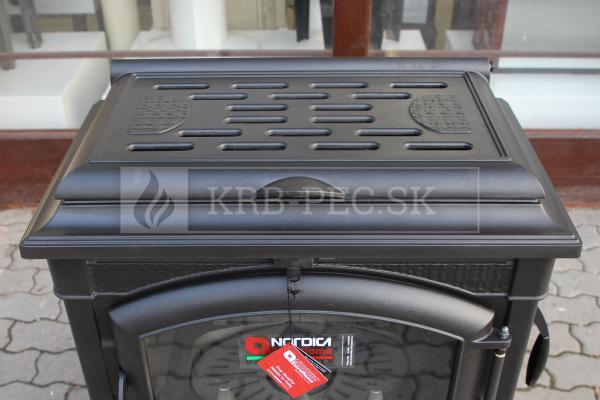 La Nordica Isetta s varnou platňou krb-pec