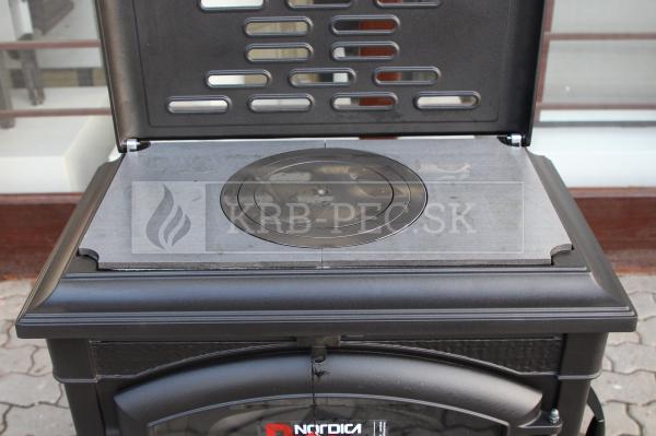 La Nordica Isetta s varnou platňou krb-pec