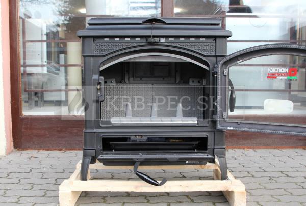 La Nordica Isetta s varnou platňou krb-pec