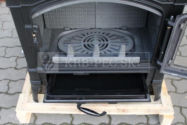 La Nordica Isetta s varnou platňou krb-pec