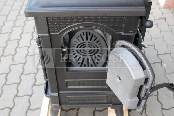 La Nordica Isetta s varnou platňou krb-pec