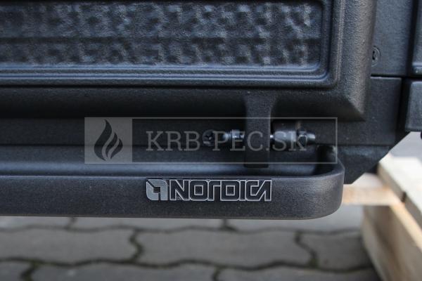 La Nordica Isetta s varnou platňou krb-pec